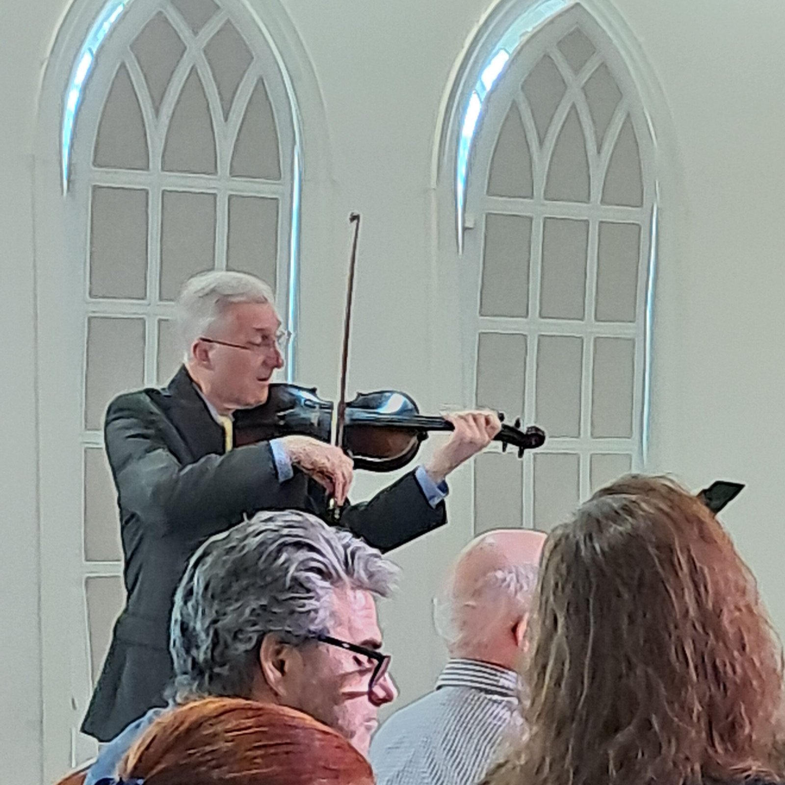 Violinist at worship